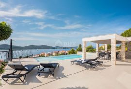 DALMACIJA, ŠIBENIK - Luksuzna villa sa bazenom nogometnim igralištem i saunom, Šibenik, Σπίτι