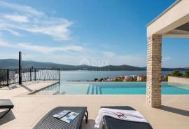 DALMACIJA, ŠIBENIK - Luksuzna villa sa bazenom nogometnim igralištem i saunom, Šibenik, Ev