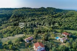 Istra, Labin - građevinsko zemljište s infrastrukturom 905 m2, Labin, Land