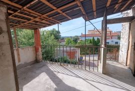 Stan za renovaciju sa 112 m2 vrta, Medulin, Istra, Medulin, Appartment