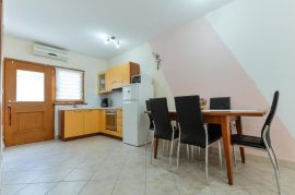 Dvoetažni stan u prizemlju sa vrtom i bazenom, Poreč, okolica, Istra, Poreč, Appartment