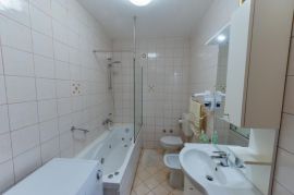 Dvoetažni stan u prizemlju sa vrtom i bazenom, Poreč, okolica, Istra, Poreč, Appartment