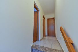 Dvoetažni stan u prizemlju sa vrtom i bazenom, Poreč, okolica, Istra, Poreč, Apartamento