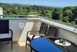 Istra, Premantura, dvosobni stan s privatnom krovnom terasom i predivnim otvorenim pogledom na more, Medulin, Appartement