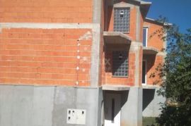 KRK, MALINSKA - Apartmanska kuća u roh bau fazi, 5 zasebnih jedinica!, Malinska-Dubašnica, House