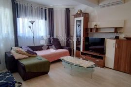 MALINSKA - APARTMANSKA KUĆA NA ODLIČNOJ LOKACIJI, Malinska-Dubašnica, Дом