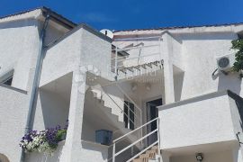 MALINSKA - APARTMANSKA KUĆA NA ODLIČNOJ LOKACIJI, Malinska-Dubašnica, Σπίτι