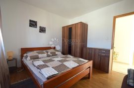 MALINSKA - APARTMANSKA KUĆA NA ODLIČNOJ LOKACIJI, Malinska-Dubašnica, Дом