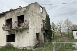 DVOJNA KUĆA S DVORIŠTEM ZA OBNOVU , GOSPIĆ, Gospić, Haus