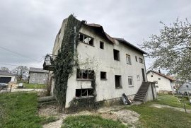 DVOJNA KUĆA S DVORIŠTEM ZA OBNOVU , GOSPIĆ, Gospić, Maison