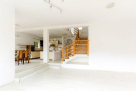 Prekrasna samostojeća kuća 272m2 s garažom i vrtom!!, Sesvete, Famiglia
