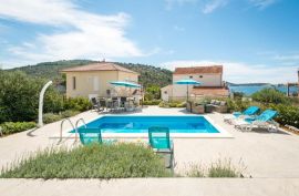 ROGOZNICA (STUPIN)- PREDIVNA VILLA S BAZENOM 40M OD MORA, Rogoznica, Σπίτι