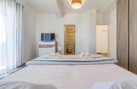 ROGOZNICA (STUPIN)- PREDIVNA VILLA S BAZENOM 40M OD MORA, Rogoznica, Σπίτι