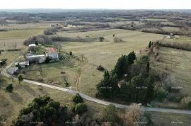 Građevinsko zemljište Prodaje se  zemljište, površine 32900 m2, u okolici Barbana, Barban, Γη