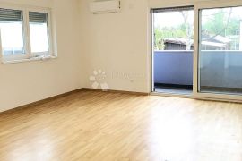 ODLIČAN STAN SA VELIKIM VRTOM, Gornja Dubrava, Appartment