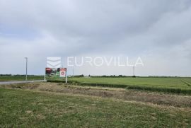 Čepin, obilaznica - uz benzinsku crpku i autocestu, zemljište 5038 m2, Čepin, Terra