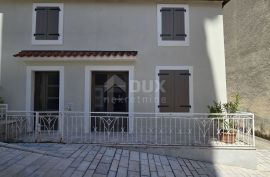 ISTRA, PIĆAN - Djelomično obnovljena kamena kuća u centru mjesta, Pićan, Casa