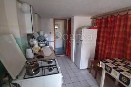 Stan sa dvorištem u blizini plaže, Jasenice, Apartamento