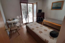 Stan sa dvorištem u blizini plaže, Jasenice, Apartamento