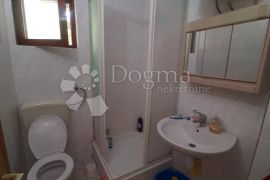 Stan sa dvorištem u blizini plaže, Jasenice, Apartamento