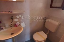 Stan sa dvorištem u blizini plaže, Jasenice, Apartamento