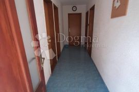 Stan sa dvorištem u blizini plaže, Jasenice, Appartement