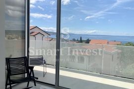 KRK, moderna villa s dva stana i 2 bazena 500 m od mora, Krk, House