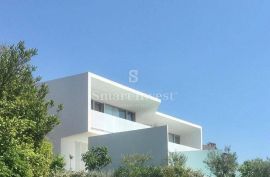 KRK, moderna villa s dva stana i 2 bazena 500 m od mora, Krk, House