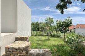 KRK, moderna villa s dva stana i 2 bazena 500 m od mora, Krk, Maison