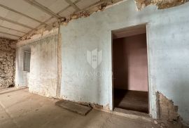 Krnica, tri objekta za renovaciju, Marčana, Maison