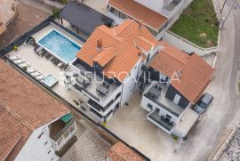 Čiovo, Okrug, vila sa šest apartmanski jedinica i bazenom, Okrug, بيت