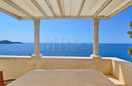 JEDINSTVENO! Komforan stan cca 180 m2 na top poziciji 1. red uz more s prekrasnim pogledom na pučinu, Dubrovnik, Flat