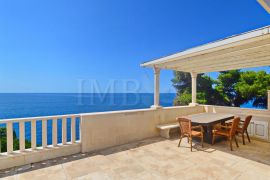 JEDINSTVENO! Komforan stan cca 180 m2 na top poziciji 1. red uz more s prekrasnim pogledom na pučinu, Dubrovnik, Appartamento