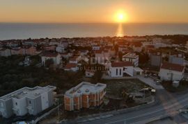 OTOK PAG, NOVALJA - kućica u nizu s bazenom. PRILIKA!, Novalja, Kuća