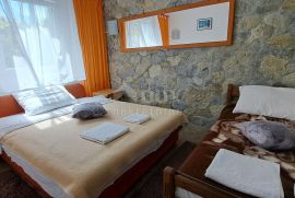 OTOK KRK, LINARDIĆI - lijepa kuća s pet apartmana, Krk, Famiglia