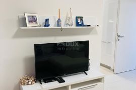 PAG, KOLAN - ekskluzivan stan u duplex villi - novogradnja s bazenom samo 350 metara od mora! PRILIKA!, Kolan, Appartment