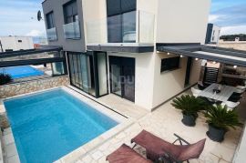 PAG, KOLAN - ekskluzivna duplex villa - novogradnja s bazenom samo 350 metara od mora! PRILIKA!, Kolan, Famiglia