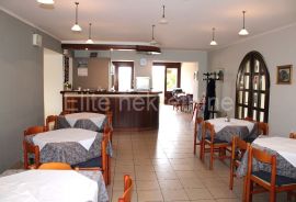 Istra, Žminj,POSLOVNA PRILIKA-restoran,dvije sale i terasa + stan 65m2, Žminj, Commercial property