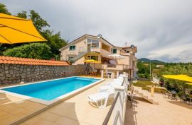 Apartmanska kuća s bazenom i panoramskim pogledom, okolica Opatije, Opatija - Okolica, Famiglia