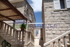 Tradicionalne dalmatinske kamene kuće prvi red do mora, Selca, Famiglia