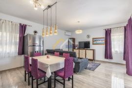 Novigrad, stan u prizemlju na odličnoj lokaciji, 100m od mora!, Novigrad, Apartamento