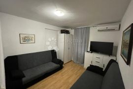 Makarska stan sa dvorištem, Makarska, Apartamento