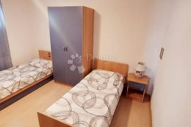 Makarska stan sa dvorištem, Makarska, Apartamento