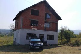 Kuća sa placem od 6191 m²,Macute,Vocin,Slatina okolica, Slatina, Дом