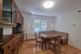 Novi Vinodolski, stan sa garažom i okućnicom, Novi Vinodolski, Appartement