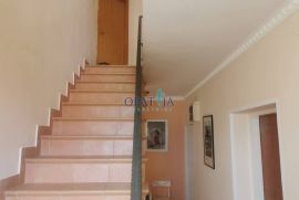 Kuća s urednom okućnicom, pogled, parking, blizina mora, Crikvenica, House