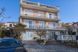 Kuća s urednom okućnicom, pogled, parking, blizina mora, Crikvenica, House