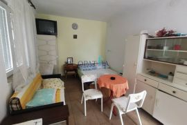 Kuća s urednom okućnicom, pogled, parking, blizina mora, Crikvenica, House