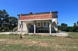 ISTRA, RAKALJ - Kuća s dvije stambene jedinice s velikim građevinskim zemljištem, Marčana, House