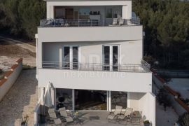 ISTRA, MEDULIN - prekrasna moderna vila 300 metara od mora s bazenom, panoramski pogled na more, Medulin, Kuća